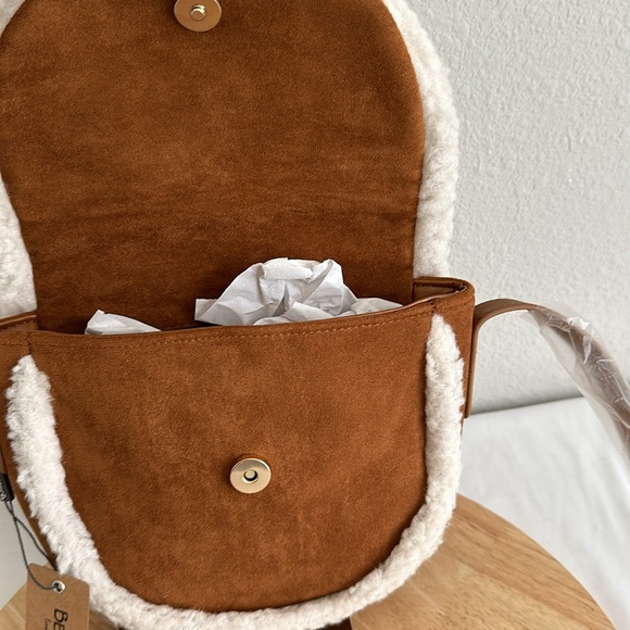 Bearpaw Shearling Trim Crossbody Saddle Bag - Picture 4 of 11